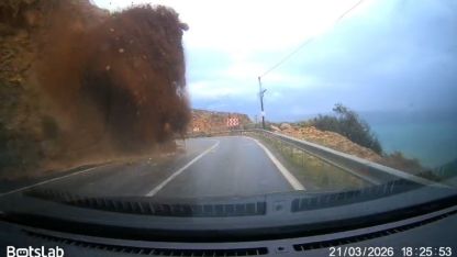 Mersin-Antalya yolundaki heyelan araç kamerasında