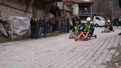 Fren yok, heyecan çok, geleneksel tahta araba yarışı bu yılda nefesleri kesti