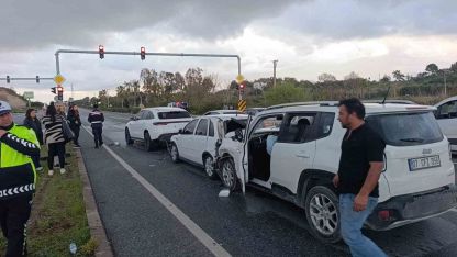 Kırmızı ışıkta bekleyen araçlara çarpıp olay yerinden ayrıldı