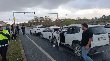 Kırmızı ışıkta bekleyen araçlara çarpıp olay yerinden ayrıldı