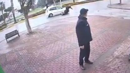 Elektrikli bisiklet sürücüsünü yola savuran kaza kamerada