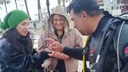 Denize düşen evlilik yüzüğünü dalgıçlar çıkardı