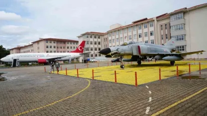 Bahçesinde Boeing 737 eğitim uçağı ve F-4 Phantom ile geleceğin havacılarını yetiştiren lise