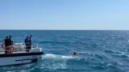 Devrilen sup boarda tutunarak 3 saat bekledi, yardımına deniz polisi yetişti
