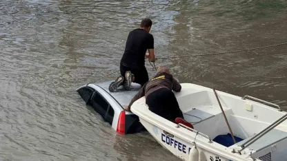 Antalya’da kontrolden çıkan otomobil ırmağa uçtu