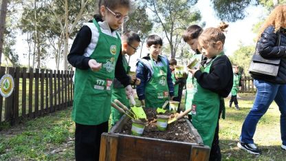 Orman Okulunda miniklere doğa dersi