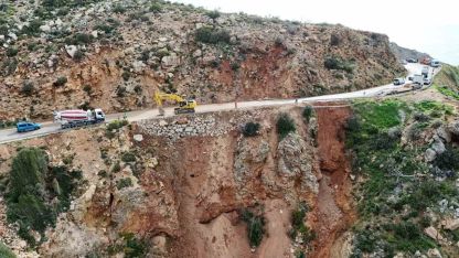 Mersin’de çöken yolda çalışmalar sürüyor: Mersin-Antalya yolunda trafik kontrollü sağlanıyor