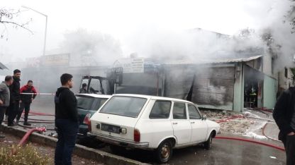 Antalya'da araç boyama atölyesindeki yangın, bitişikteki iş yerine sıçradı