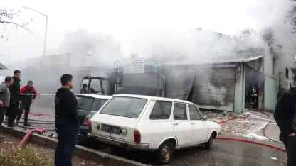 Antalya'da araç boyama atölyesindeki yangın, bitişikteki iş yerine sıçradı