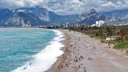Antalya’da yağış sonrası güneş açtı, sahillerde yoğunluk oluştu