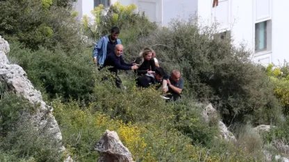 Kayalıktan düşen kadını sırtlarında taşıyıp, sağlık ekibine teslim ettiler