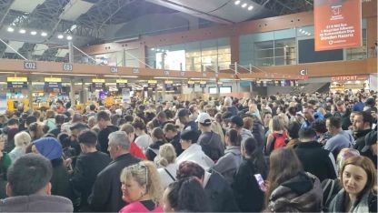 Havalimanında 127 sefer iptal edildi, yolcular terminalde kaldı