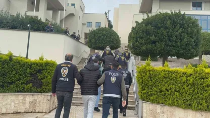 Turistleri hedef alan dolandırıcılık şüphelileri adliyeye sevk edildi