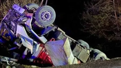 Alanya’da kamyon şarampole devrildi: 1 ölü, 1 yaralı