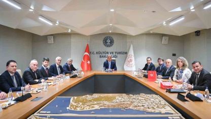 Turizmde yeni yol haritası! Bakan Ersoy'dan kritik toplantı