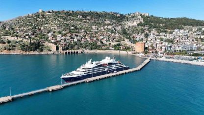 Alanya’ya Fransız bayraklı kruvaziyer demir attı