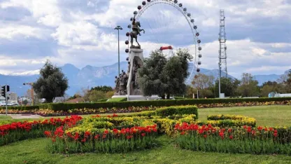 Baharın müjdecisi laleler Antalya sokaklarını renklendirdi