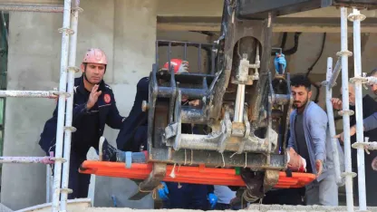 Demir iskeleden düşen inşaat işçisi yaralandı
