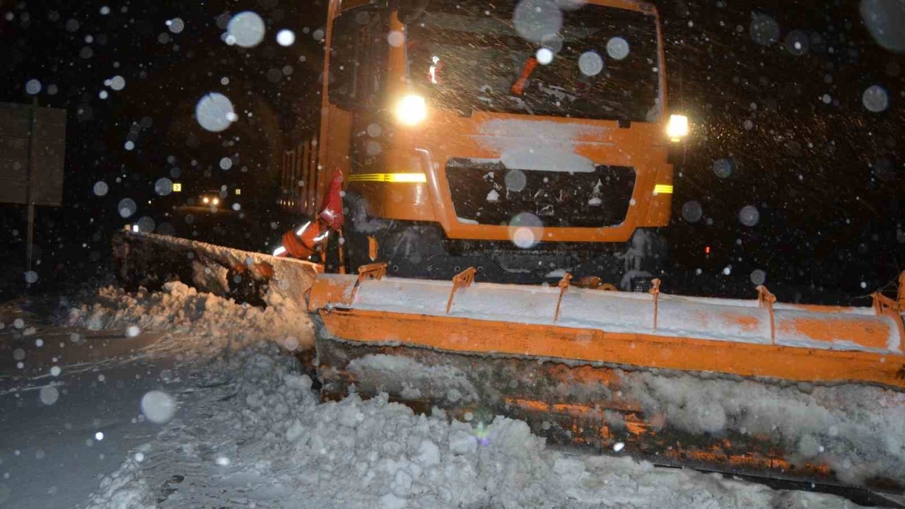 Alacabel’de yağmur kara döndü, kar kalınlığı 5 santime ulaştı