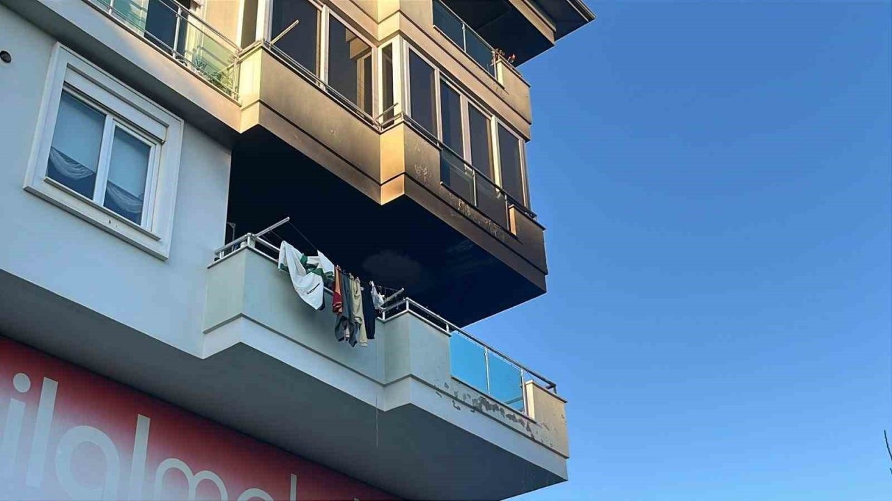 Alanya’da apartman balkonunda çıkan yangın korkuttu