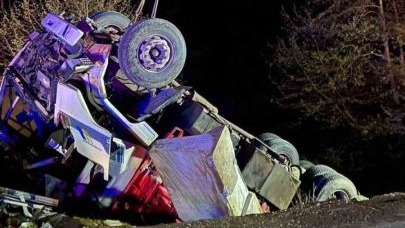 Alanya’da kamyon şarampole devrildi: 1 ölü, 1 yaralı