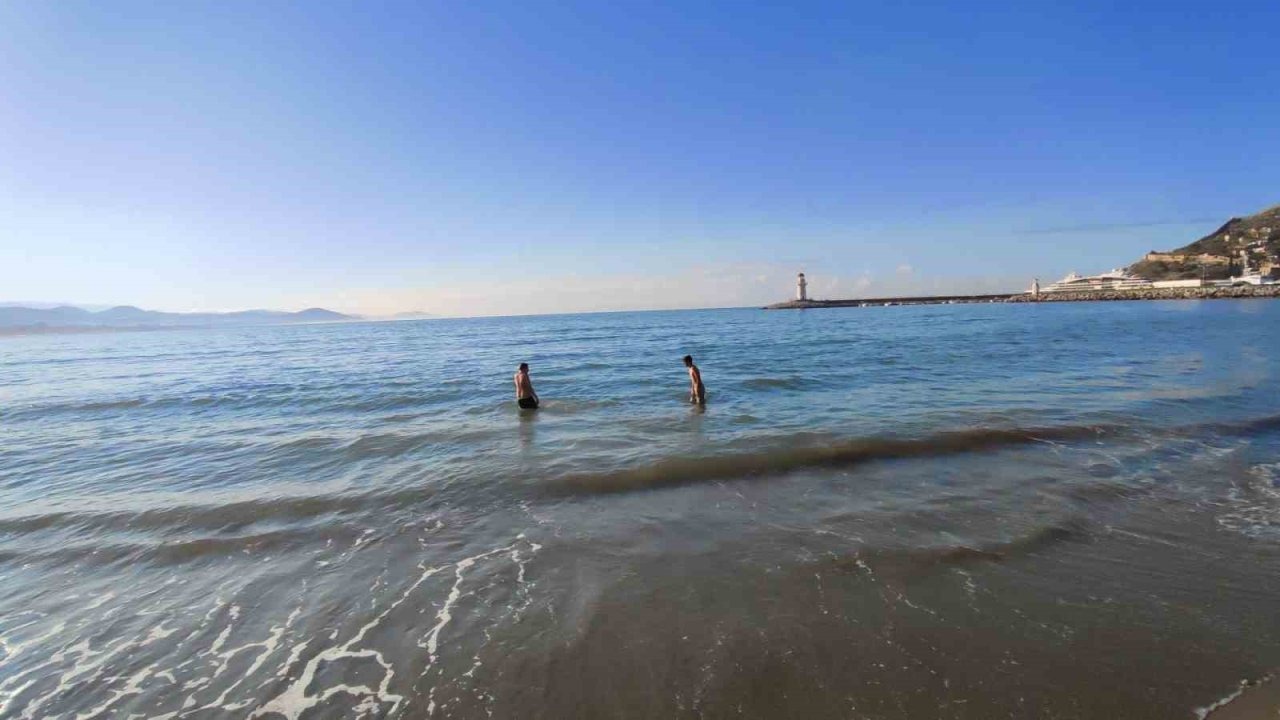 Alanya’da sabahın serinliğinde deniz keyfi