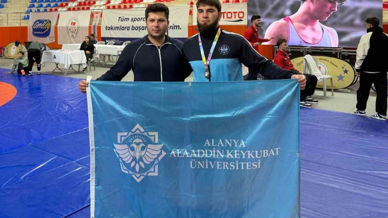 ALKÜ’lü öğrenci güreş şampiyonasından madalyayla döndü