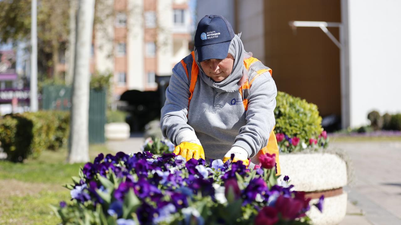 Antalya Büyükşehir Belediyesi 3 bin 324 kadın çalışanıyla kente değer katıyor