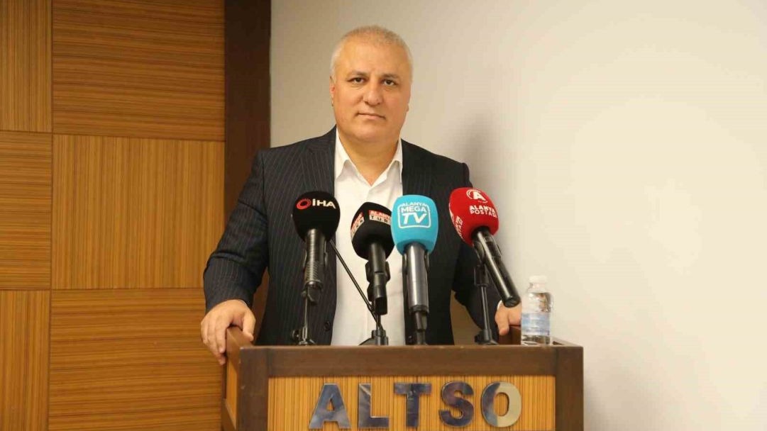 Alanya’ya Fransız bayraklı kruvaziyer demir attı