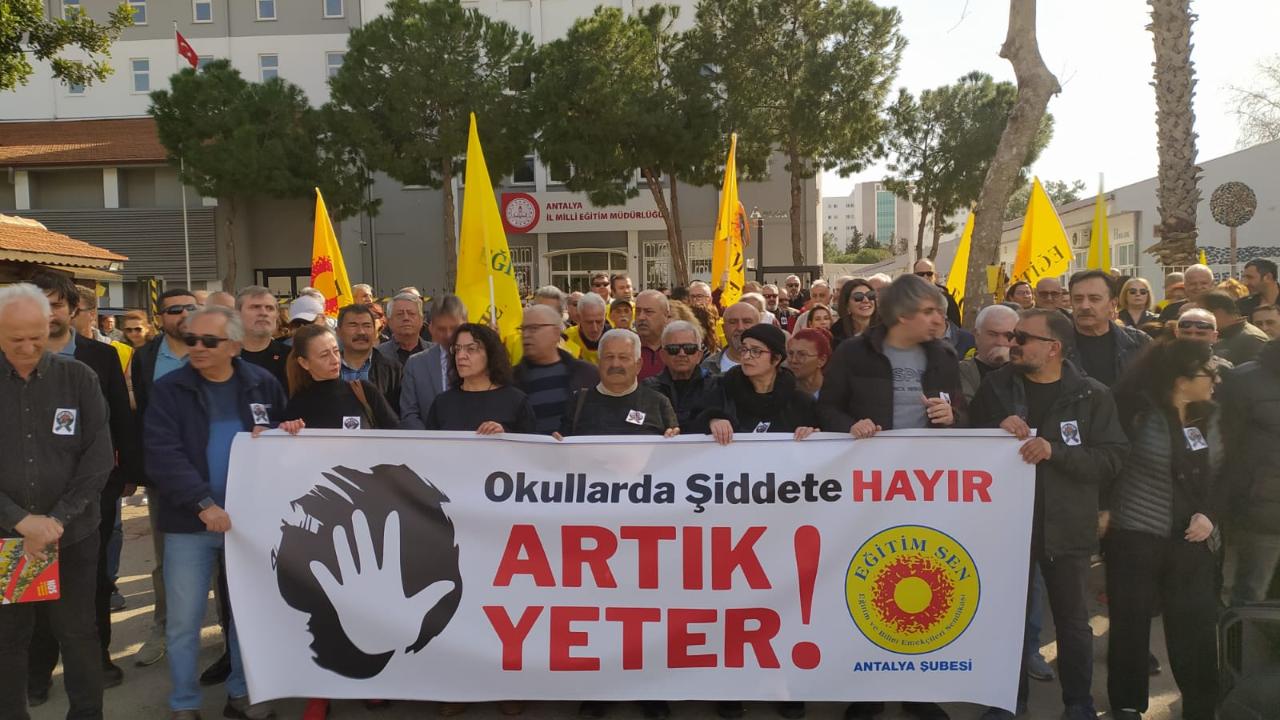 Antalya’da eğitimcilerden “Okullarda Şiddete Artık Yeter” çağrısı