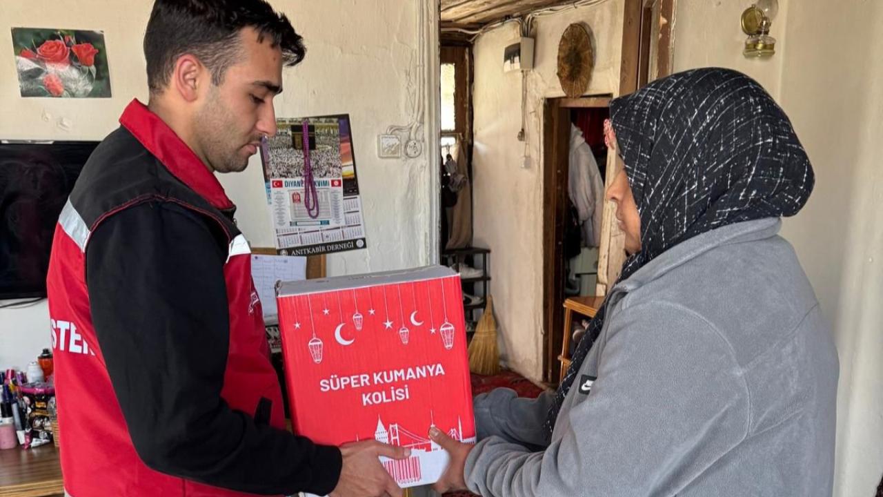 Antalya’da ihtiyaç sahibi ailelere ramazan kolisi dağıtıldı