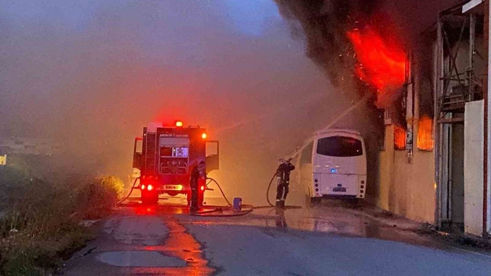 Antalya’da inşaat malzemeleri deposunda yangın