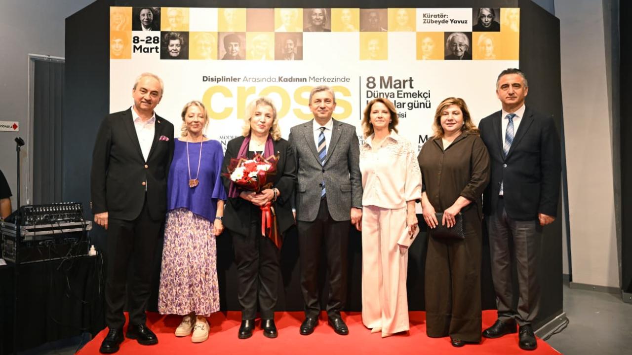Antalya'da kadın sanatçıların eserlerinden oluşan "Cross" sergisi açıldı