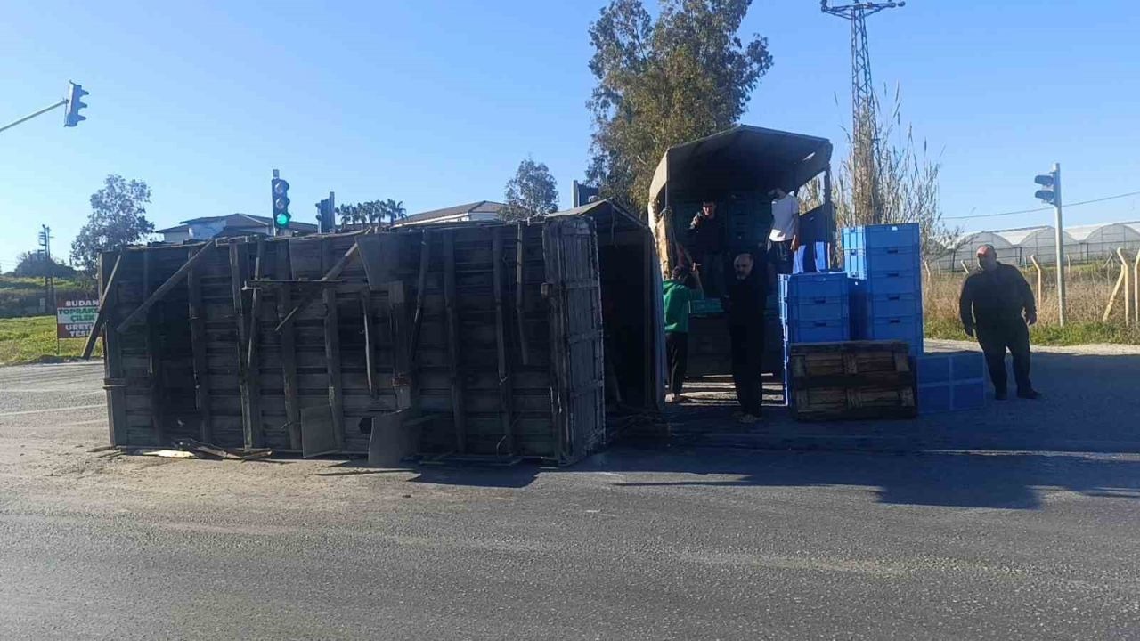 Antalya’da muz yüklü kamyonun kasası yola savruldu