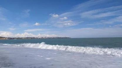 Antalya’da sağanak yağış denizi bulandırdı: Konyaaltı Sahili’nde renk değişimi