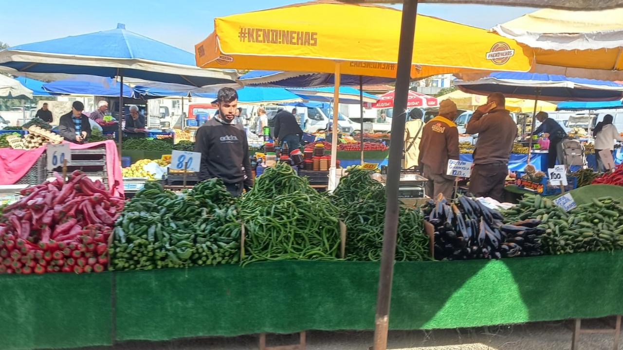 Antalya'da semt pazarlarında sebze fiyatları uçtu!