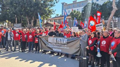 Antalya’da siyah çelenkli protesto