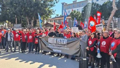 Antalya’da siyah çelenkli protesto