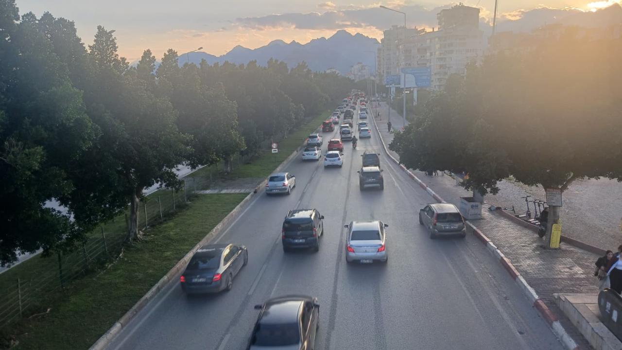 Antalya'da trafik problemi hız kesmeden devam ediyor