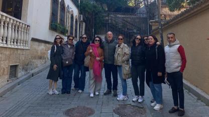 Antalya'da turizm çalışanları, Kaleiçi'nde "Edebiyat Yürüyüşü" düzenledi