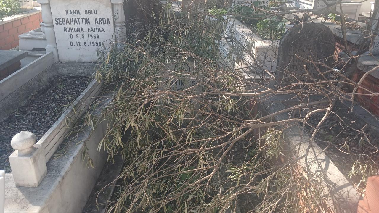 Antalya’nın kalbindeki Andızlı Mezarlığı bakımsızlığa mı terkedildi?