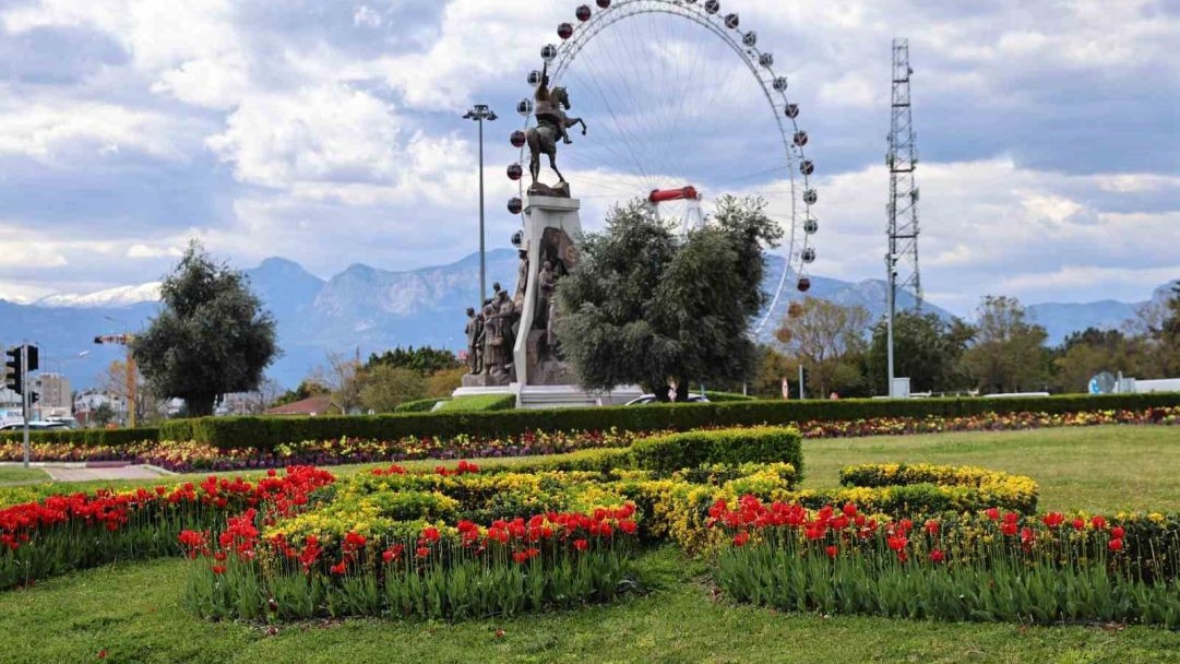 Baharın müjdecisi laleler Antalya sokaklarını renklendirdi