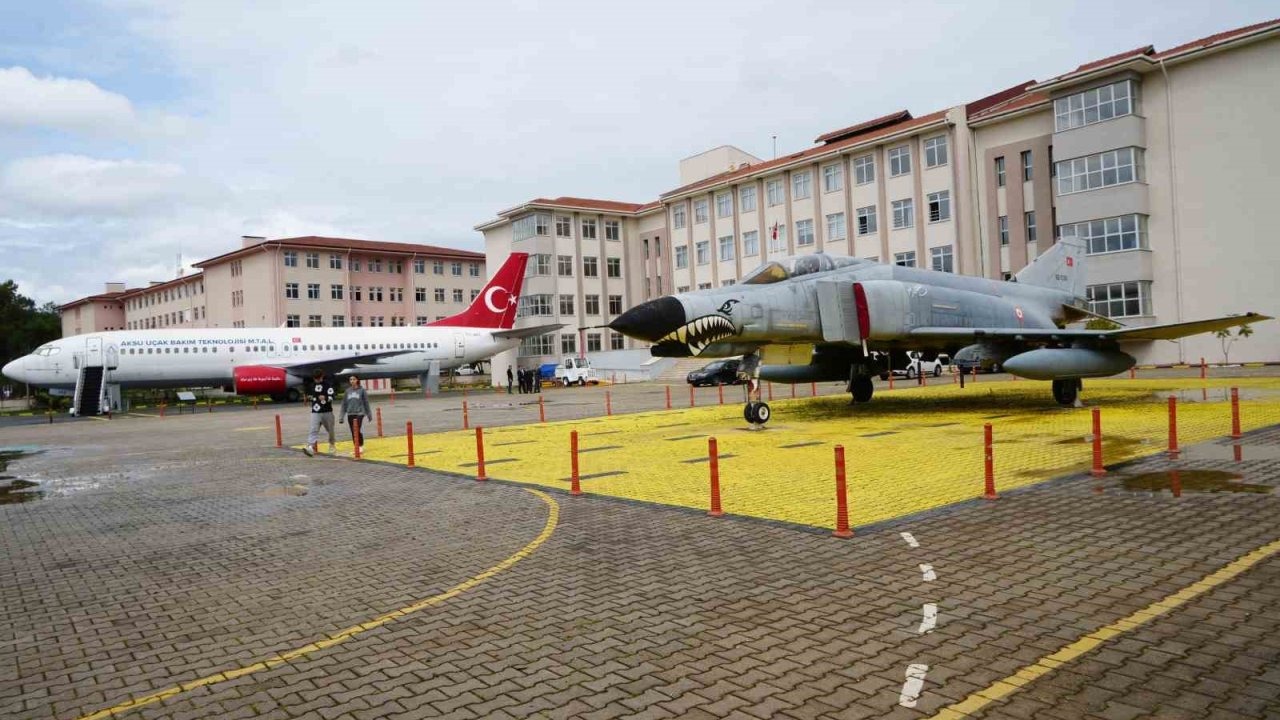 Bahçesinde Boeing 737 eğitim uçağı ve F-4 Phantom ile geleceğin havacılarını yetiştiren lise