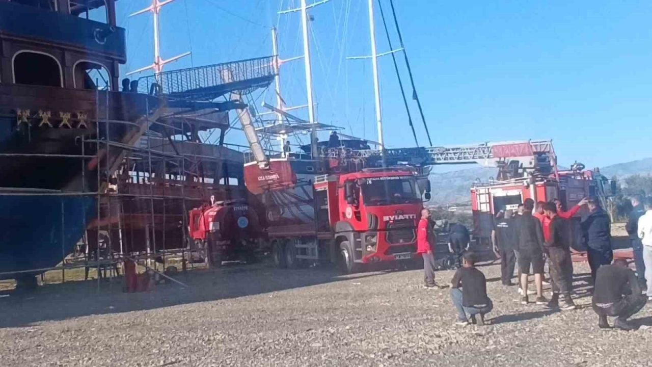 Bakım sırasında tur teknesi alev aldı dumandan etkilenen işçi hastanelik oldu