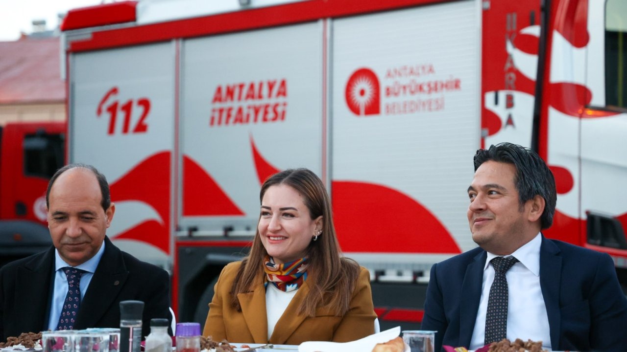 Başkan Vekili Özdemir, itfaiye personeliyle iftarda buluştu