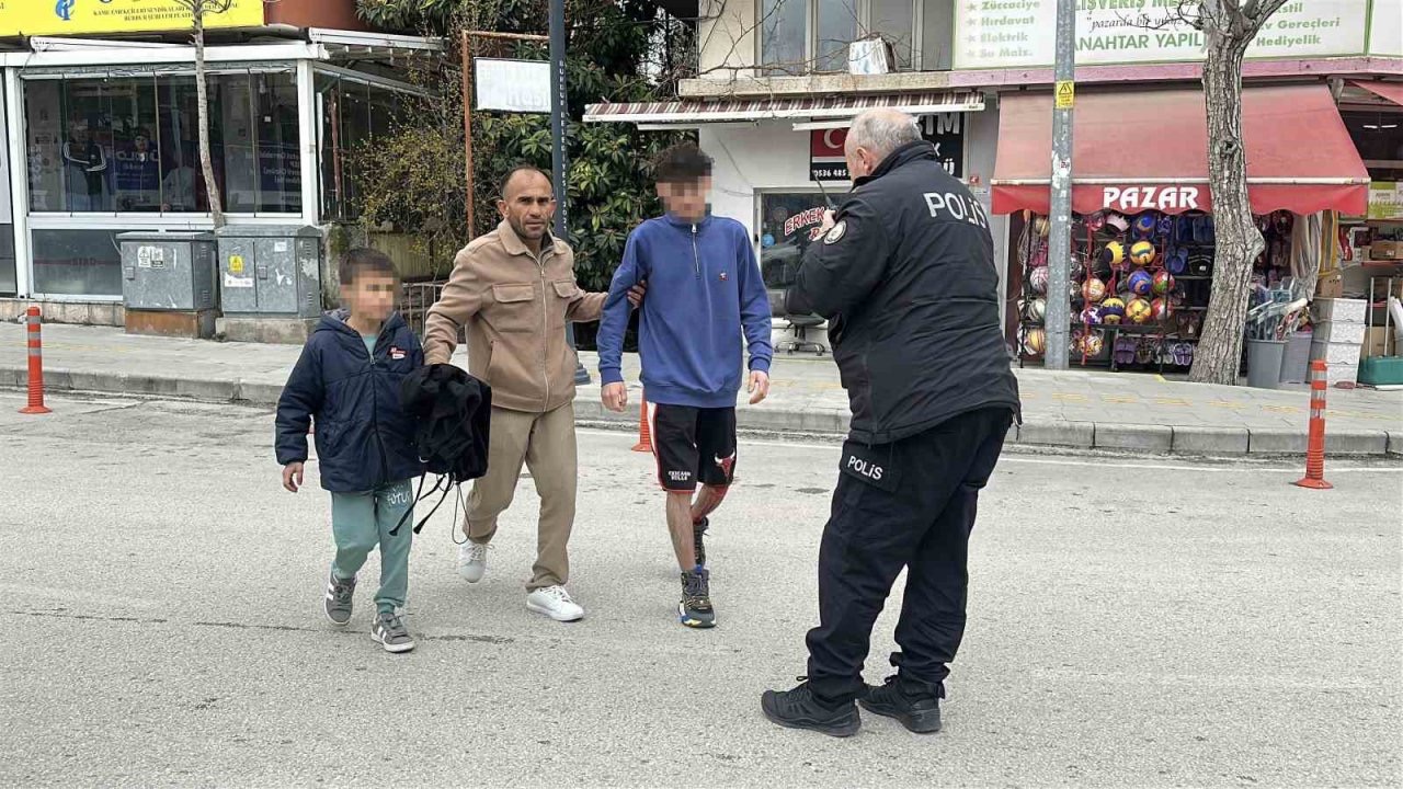 Burdur’da 2 genç tanımadığı bir kişi tarafından bıçaklandı