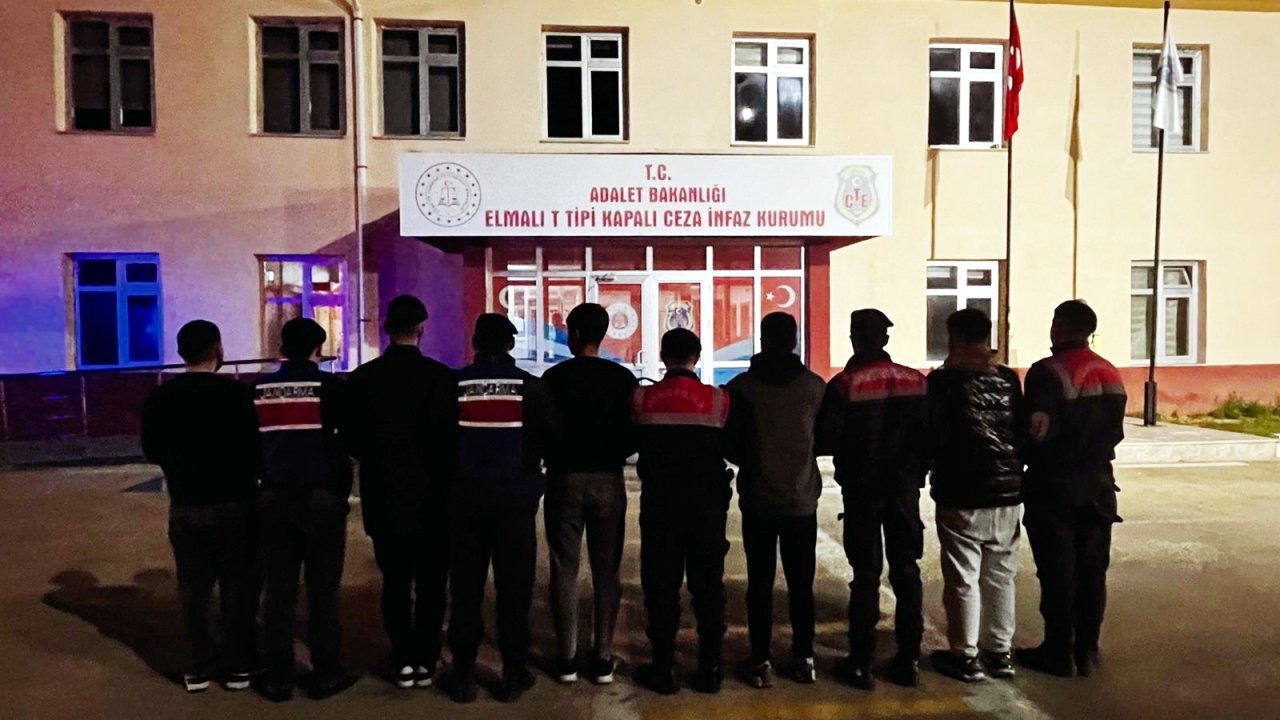 Cezaevine uyuşturucu sokmaya çalışırken yakalandılar