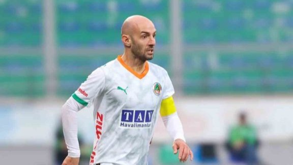 Corendon Alanyaspor kaptanı Efecan Karaca ameliyat edildi