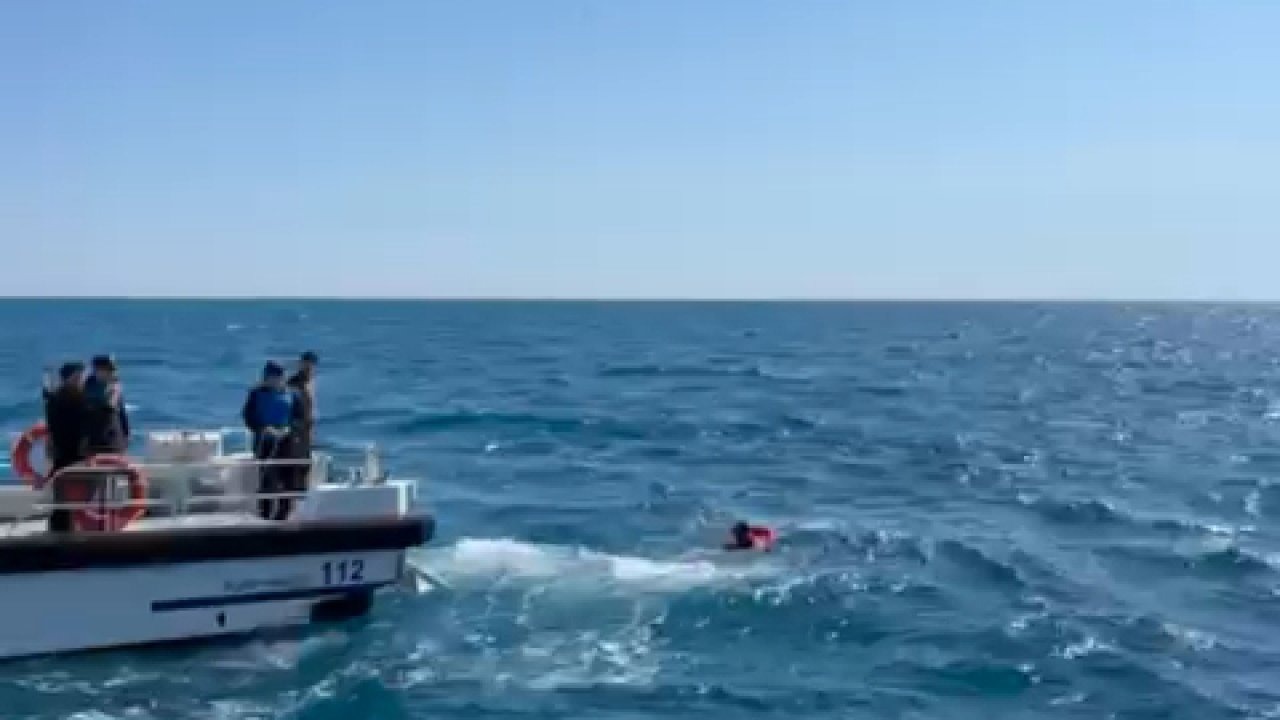 Devrilen sup boarda tutunarak 3 saat bekledi, yardımına deniz polisi yetişti