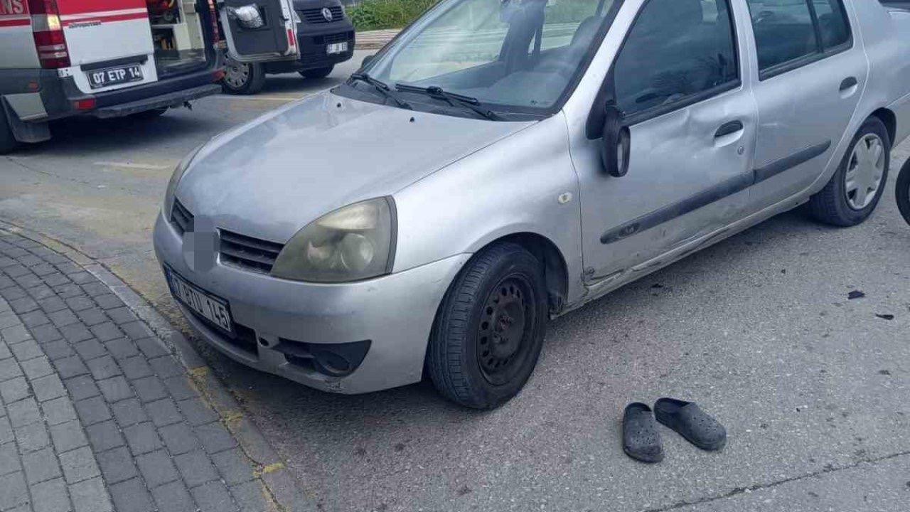 Dönüş yasağına uymayan otomobile motosiklet çarptı: 2 yaralı